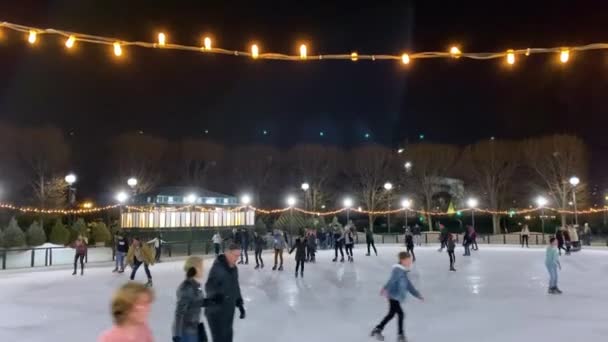 В Вашингтоне. 29 декабря 2019 года. Люди катаются на коньках в Национальной галерее художественных скульптур, Вашингтон, округ Колумбия, США — стоковое видео
