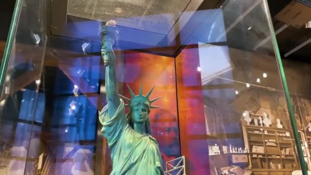 Nueva York. 27 de diciembre 2019. El Museo de la Estatua de la Libertad, una copia más pequeña de la Estatua de la Libertad — Vídeos de Stock