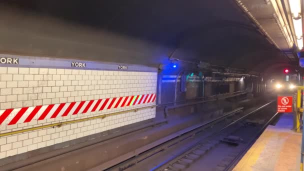 F поезд прибывает на станцию York St., метро Нью-Йорк, США — стоковое видео
