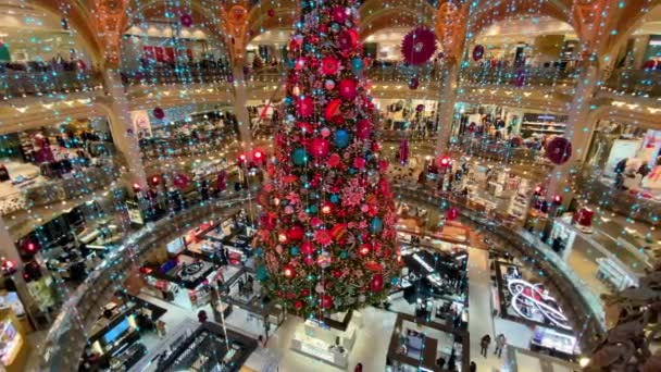 Paris. 27 novembro 2019. Centro comercial ocupado Lafayette durante a temporada de Natal — Vídeo de Stock