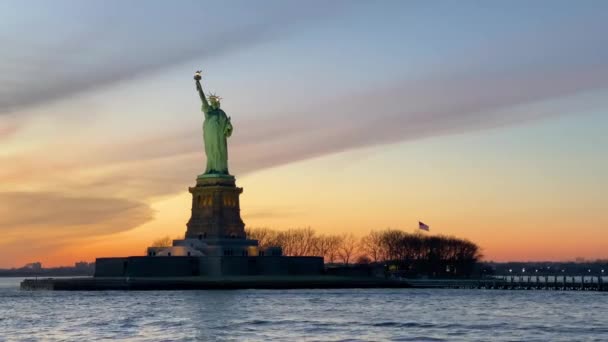 Statue of Liberty in the beautiful golden sunset light, USA — Stock Video