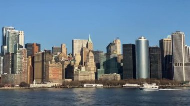 Güneşli bir günde Manhattan şehir merkezinde, Battery Park, Yoğun liman, feribot geçiyor.