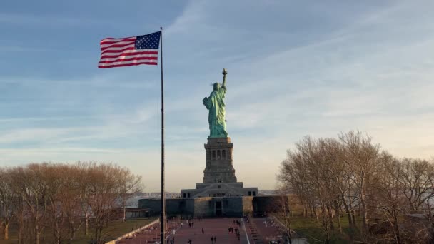 Άνθρωποι περπατούν στο πάρκο πίσω από το Άγαλμα της Ελευθερίας, Νησί της Ελευθερίας, ΗΠΑ — Αρχείο Βίντεο