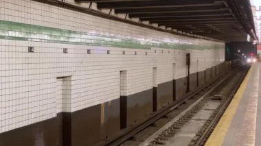 Tünelden çıkan M treni, 14. Cadde İstasyonu, NYC Metro, ABD, MTA platformuna yaklaşıyor.