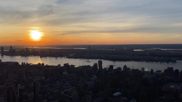 Západ slunce nad řekou New Jersey a Hudson, pohled z Empire State Building, USA — Stock video