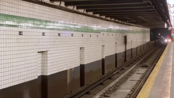 터널에서 나오는 M 열차, 14 번가 역 승강장에 접근하는 미국 뉴욕 지하철 MTA — 비디오
