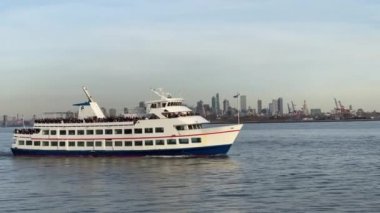 Yukarı New York Körfezi 'nde turistlerle dolu bir feribot.