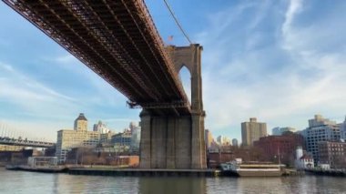 Brooklyn Köprüsü 'nün altında, Brooklyn' in manzaralı