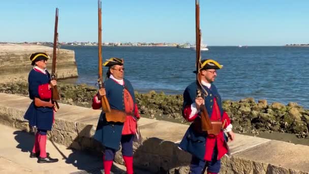 Florida. 5 januari 2020. Reenactment van Spaanse soldaten die wapens afvuren, Castillo de San Marcos, St. Augustine, Florida, Verenigde Staten — Stockvideo