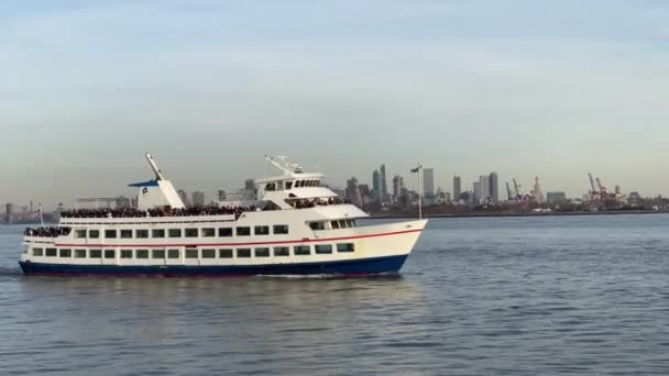 Un ferry con turistas en la Bahía de Upper New York — Vídeos de Stock