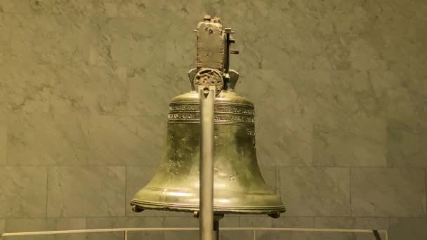 Zvon svobody nebo zvon starého státního domu se nachází v Liberty Bell Center ve Filadelfii, Pensylvánie — Stock video