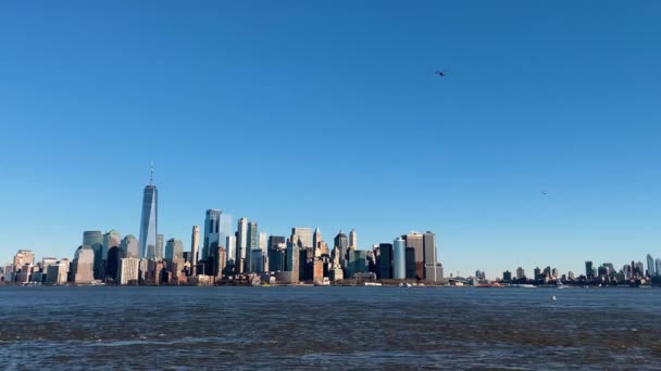 Vista del horizonte de Nueva York desde Ellis Island, EE.UU. — Vídeos de Stock