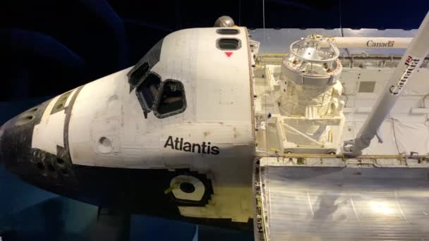 Pessoas que exploram o ônibus espacial Atlantis no Centro Espacial Kennedy, Cabo Canaveral, Flórida, EUA — Vídeo de Stock