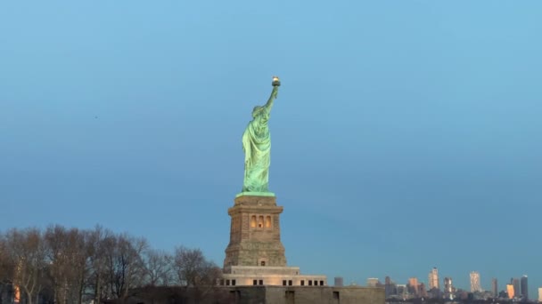 Estátua da Liberdade ao entardecer com a tocha acesa, EUA — Vídeo de Stock