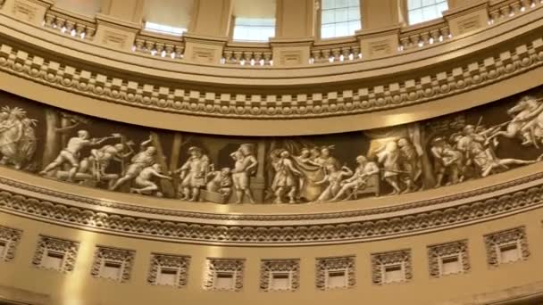 Washington. 29 Desember 2019. Frieze sejarah Amerika di kubah gedung United States Capitol — Stok Video