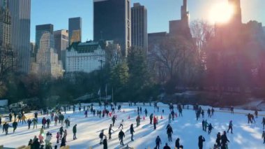 Central Park 'ta buz pateni. Wollman Rink, NYC, ABD
