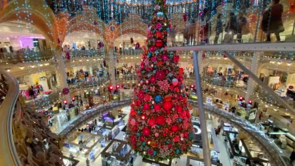 パリだ。2019年11月27日。ショッピングモールの輝く壮大なクリスマスツリー — ストック動画
