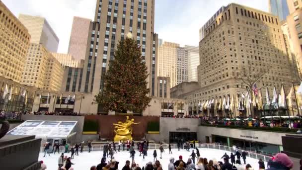 La pista en Rockefeller Center. Pista de patinaje sobre hielo en Nueva York. — Vídeos de Stock