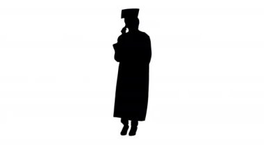 Mezuniyet cüppeli Afro-Amerikalı kız öğrenci telefonda konuşuyor, Alpha Channel.