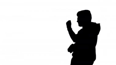 Siluet Havalı çocuk yürürken dans ediyor.