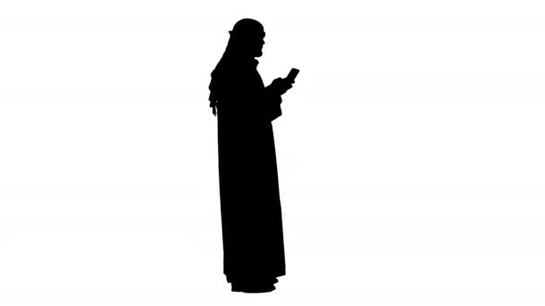 Homem árabe usando seu smartphone navegando na internet ou mensagens, Alpha Channel — Vídeo de Stock
