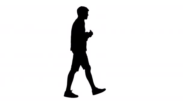 Silhouette Joven hombre jugando ukelele mientras camina. — Vídeo de stock