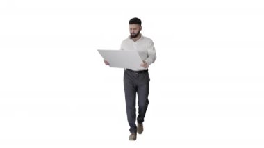İşadamı yürüyor ve beyaz arka plan planına bakıyor.
