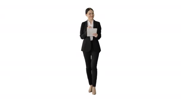 Улыбающаяся деловая женщина с помощью компьютерной площадки во время ходьбы к камере на белом фоне. — стоковое видео