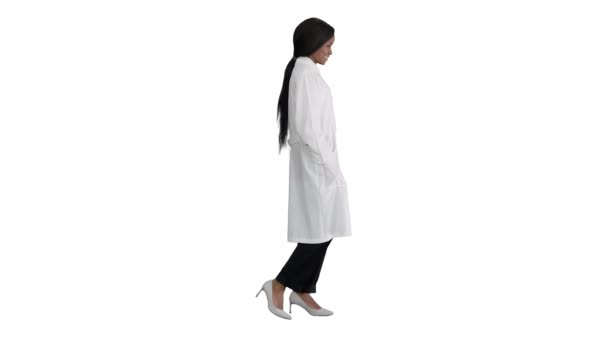 Bastante africano americano médico posando sobre fondo blanco. — Vídeos de Stock