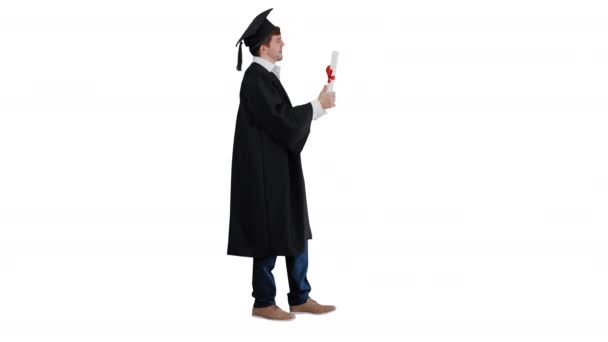 Graduação estudante mostrando polegar para cima no fundo branco. — Vídeo de Stock