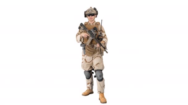 Voják stojí a mluví s vámi na bílém pozadí. — Stock video