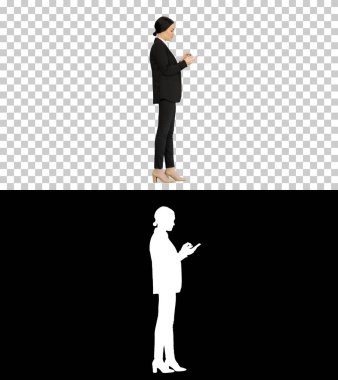 Takım elbiseli bir kadın telefonundan Alpha Channel 'a mesaj atıyor.