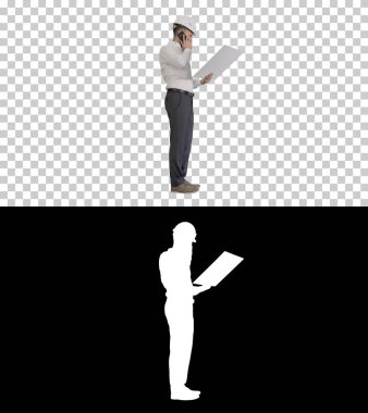 Formalite ve başlık mühendisi müşteriyle ya da sözleşmeyle konuşuyor.