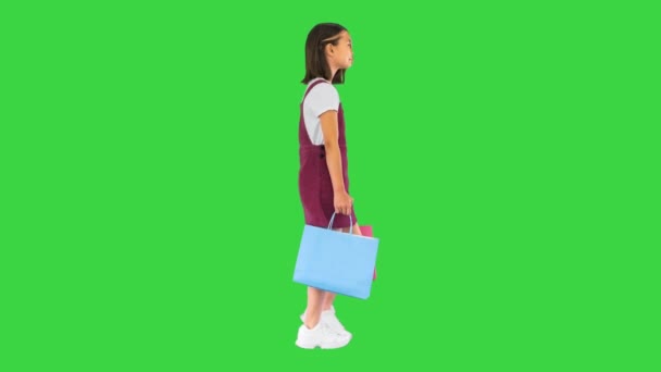 Kislány alkalmi séta bevásárló táskák a zöld képernyőn, Chroma Key. — Stock videók