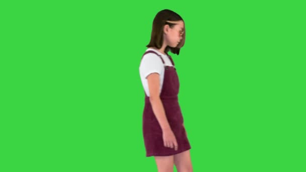 小女孩滑板通过一个绿色屏幕，铬键. — 图库视频影像