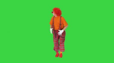 Komik palyaço hızla bir yere koşuyor, neredeyse yeşil ekranda koşuyordu, Chroma Key..