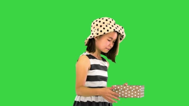 Χαριτωμένο κορίτσι από την Ασία ανοίγοντας ένα κουτί δώρου και χαρούμενος για το τι βρίσκει μέσα σε μια πράσινη οθόνη, Chroma Key. — Αρχείο Βίντεο