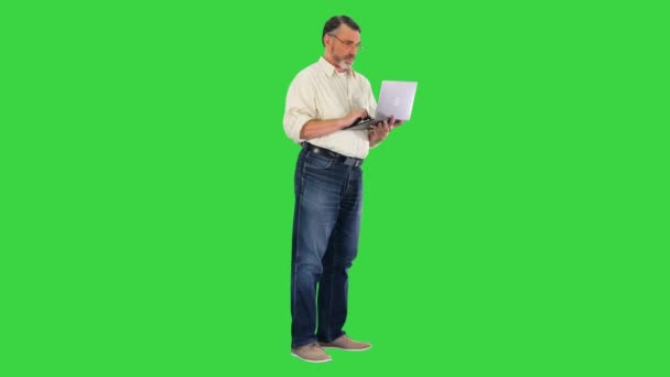 Hombre de negocios senior que trabaja con el ordenador portátil en una pantalla verde, Chroma Key. — Vídeos de Stock