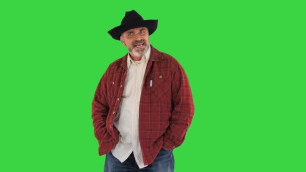 Σοβαρός Αμερικανός αγρότης κοιτάζοντας την κάμερα και μιλώντας σε μια πράσινη οθόνη, Chroma Key. — Αρχείο Βίντεο