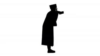 Siluet Mutlu kadın mezuniyet diploması ve telefonuyla selfie çekiyor..