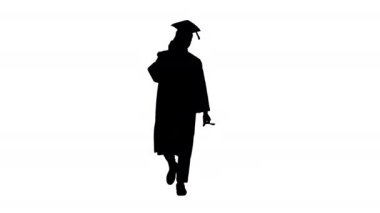 Siluet gülümseyen Afro-Amerikan erkek öğrenci mezuniyet cübbesi içinde yürürken telefonda konuşuyor..