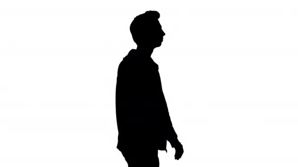 Silhouette Attraktiver, lässiger junger Mann beim Gehen. — Stockvideo