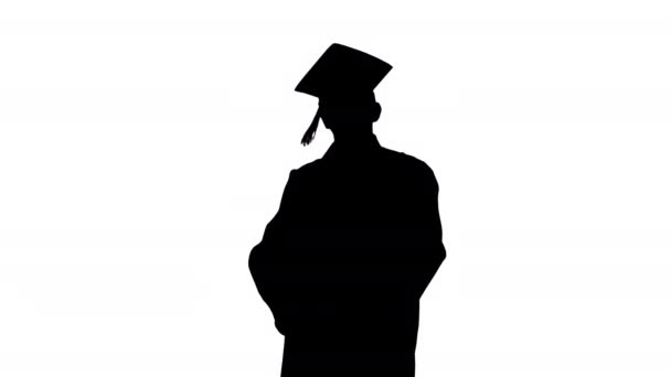 Sylwetka Mężczyzna student w szlafroku ukończenia studiów biorąc różne pozy z dyplomem. — Wideo stockowe