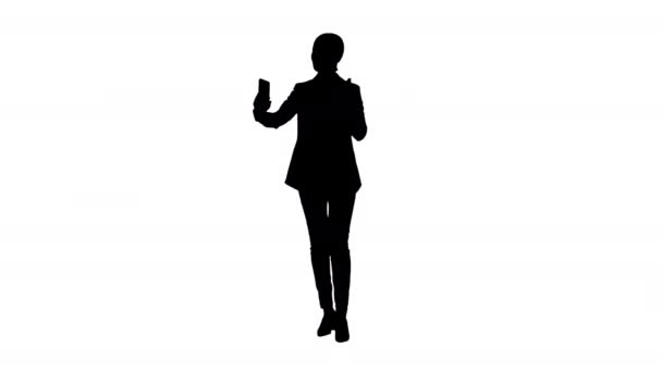 Silhueta Jovem do sexo feminino em um terno ter chamada de vídeo de negócios em seu telefone. — Vídeo de Stock