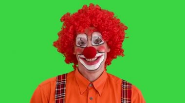 Kırmızı palyaço Yeşil Ekran 'da birinin önünde çok utangaç, Chroma Key.