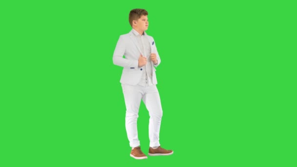緑の画面上にポーズをとる白いスーツの10代の男の子, Chroma Key. — ストック動画