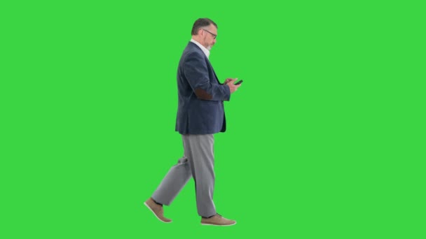 Kıdemli işadamı yürüyor ve Yeşil Ekran, Chroma Key 'i arıyor.. — Stok video