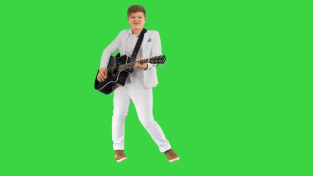 Menino se move como Elvis com guitarra em uma tela verde, Chroma Key. — Vídeo de Stock