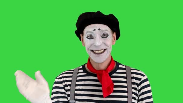 Mime mostrando seu amor à câmera em uma tela verde, Chroma Key. — Vídeo de Stock