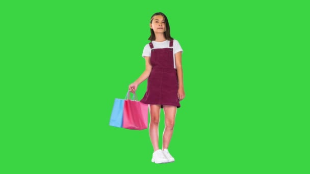Όμορφη ασιατική κοπέλα με πολύχρωμες τσάντες ψώνια σε μια πράσινη οθόνη, Chroma Key. — Αρχείο Βίντεο